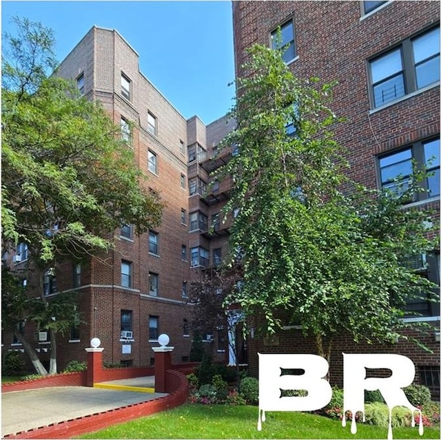 view of apartment building / complex