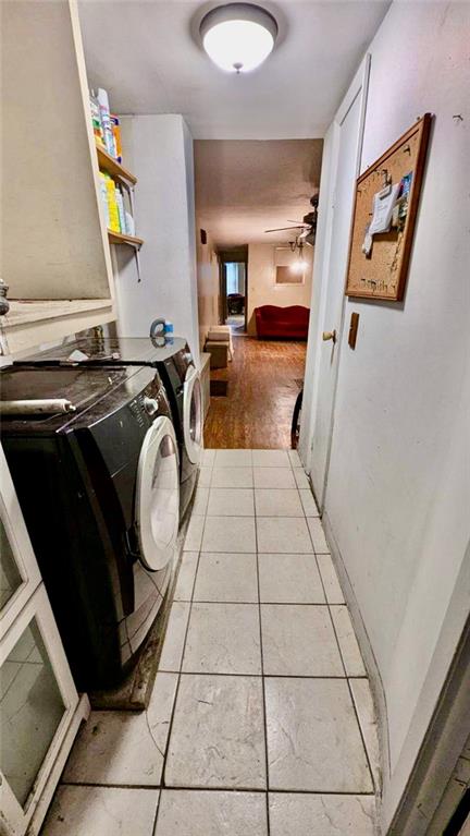 clothes washing area featuring ceiling fan, light tile patterned floors, and independent washer and dryer