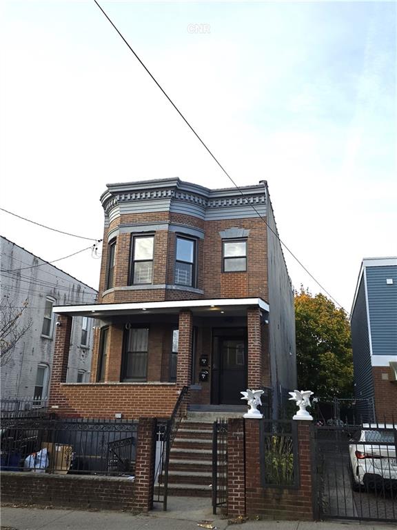 view of front of property featuring covered porch