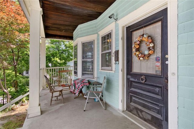 entrance to property featuring a porch