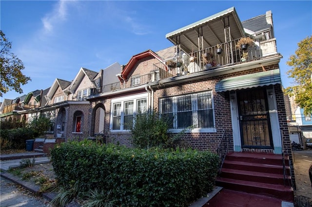 view of front of home featuring a balcony