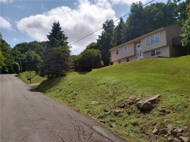 view of front of home featuring a front yard