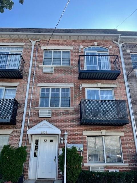 view of front facade featuring brick siding