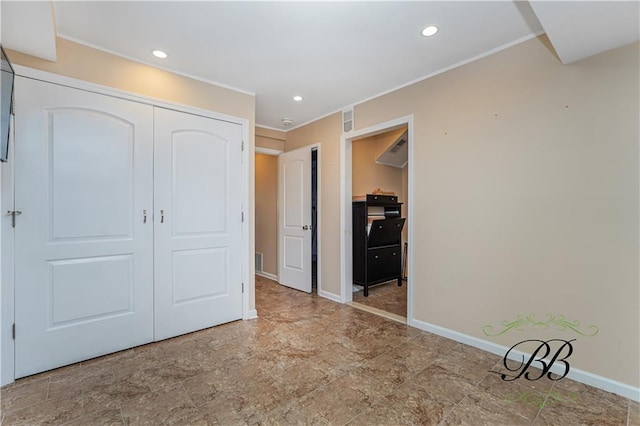 unfurnished bedroom featuring baseboards, ornamental molding, a closet, and recessed lighting