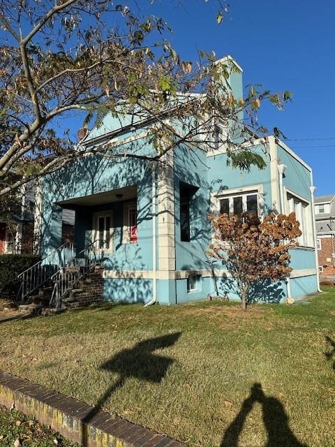 view of side of property featuring a yard