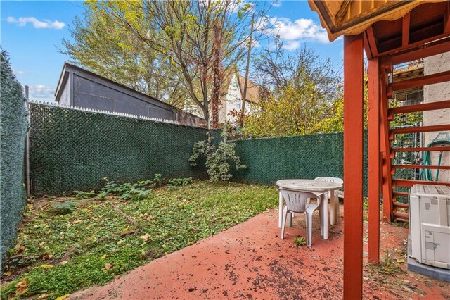 view of yard featuring a patio