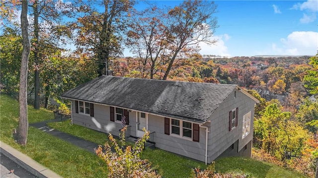 single story home with a front yard