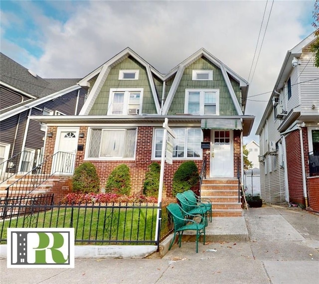 view of front of home featuring a front yard