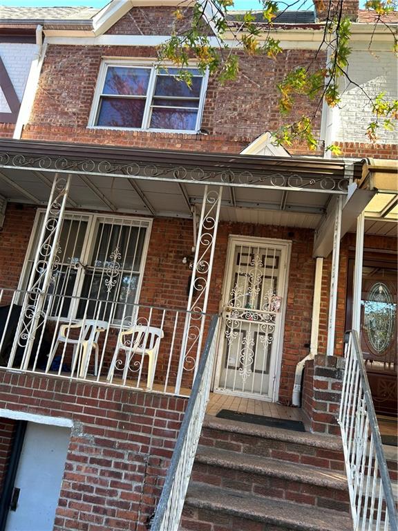 doorway to property with covered porch