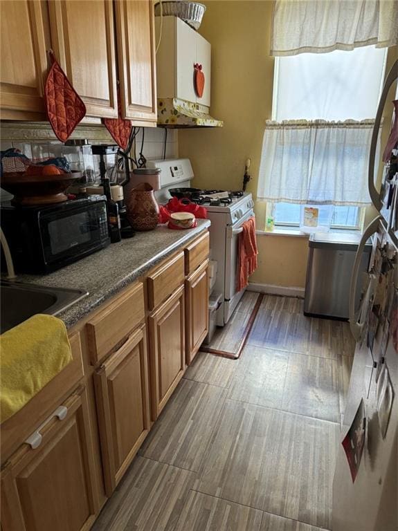 kitchen featuring tasteful backsplash and gas range gas stove