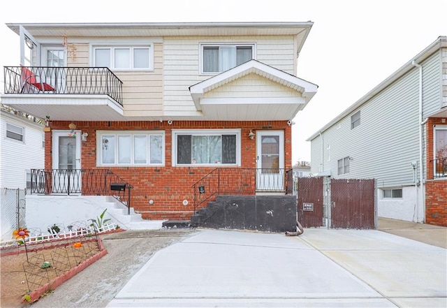 view of front of home featuring a balcony