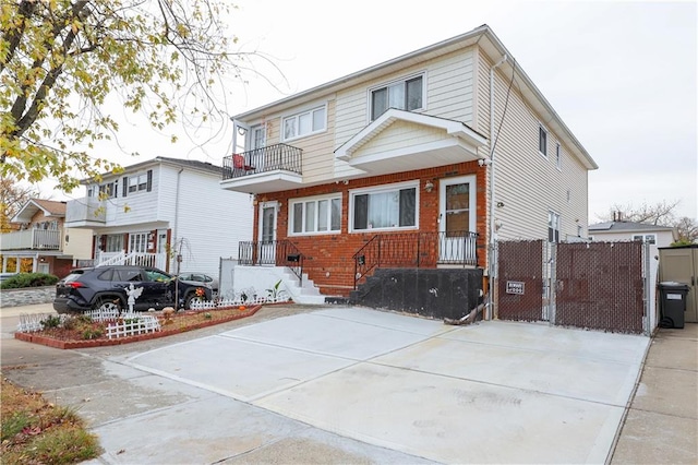 view of front of property featuring a balcony