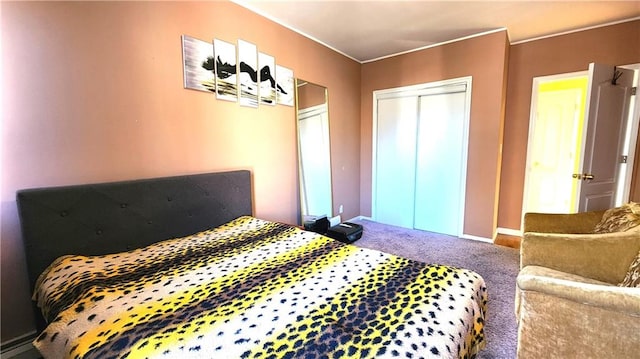 bedroom featuring carpet flooring and a closet