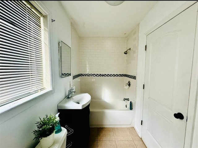 bathroom featuring vanity and tiled shower / bath