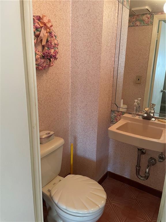 bathroom featuring sink and toilet