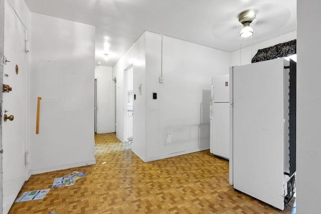 kitchen with freestanding refrigerator and a ceiling fan