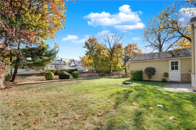 view of yard with an outbuilding