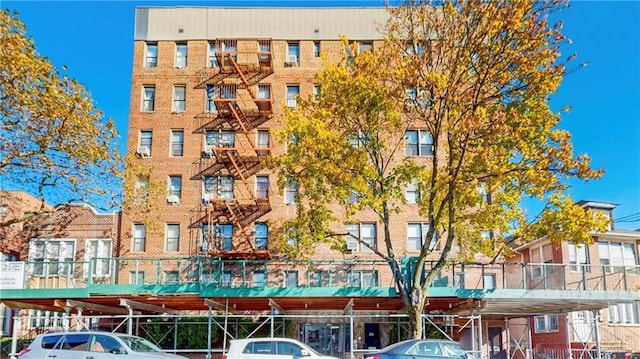 view of apartment building / complex