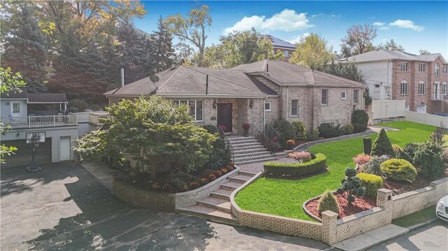 view of front of property with a front yard