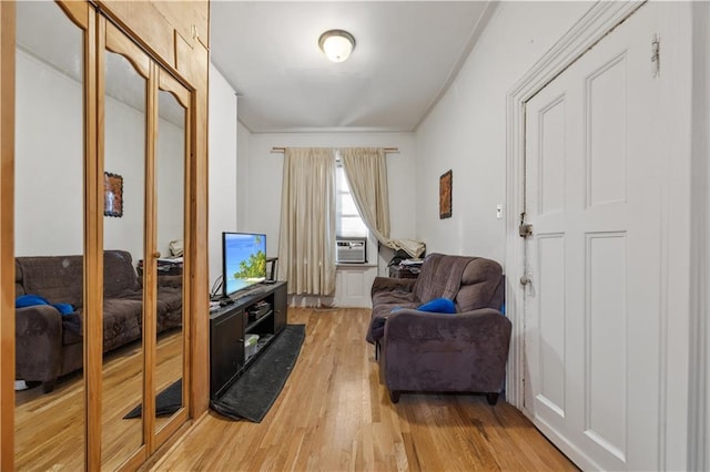 living area with light wood-type flooring and cooling unit