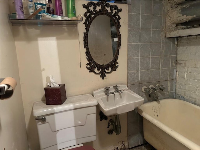 bathroom featuring sink, toilet, and a bathing tub