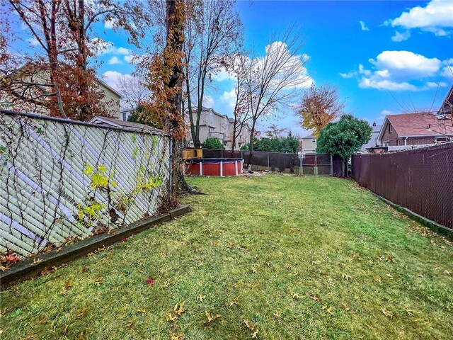 view of yard featuring a fenced in pool