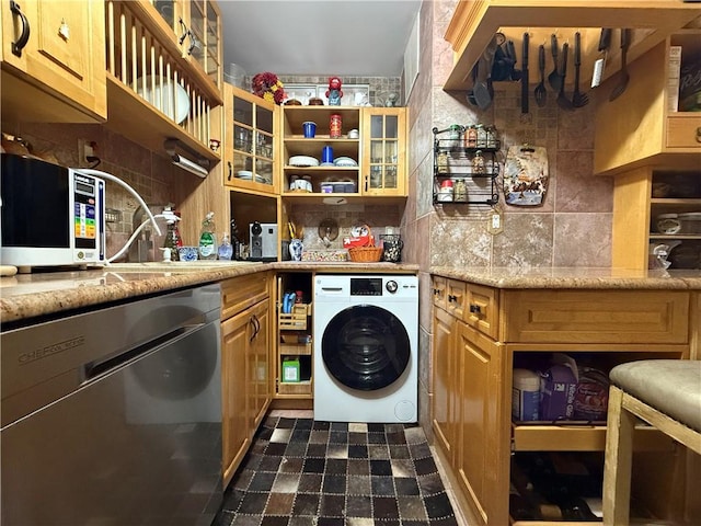 washroom with washer / clothes dryer