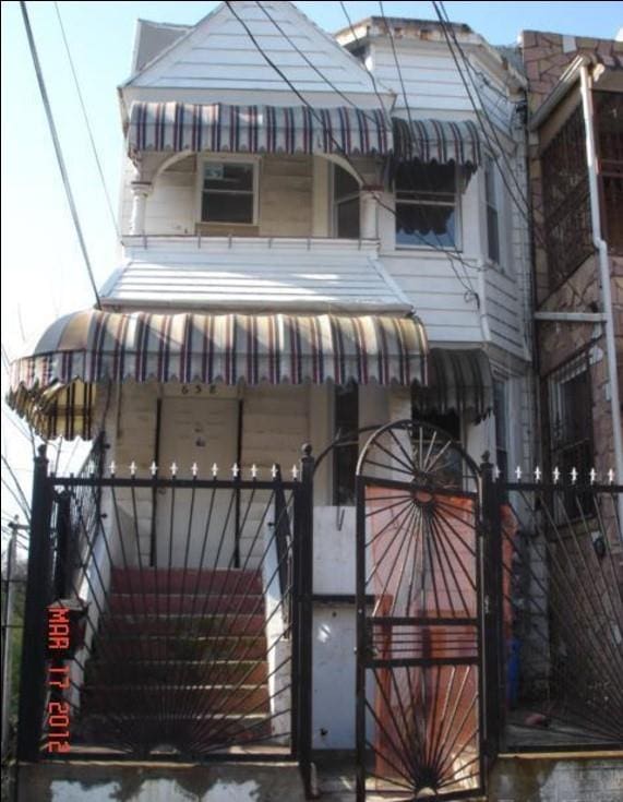 view of front facade featuring a gate and fence