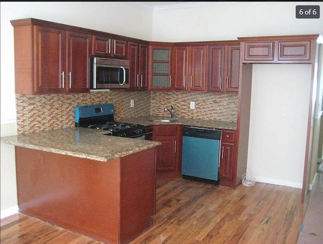 kitchen with crown molding, sink, dark wood-type flooring, and appliances with stainless steel finishes