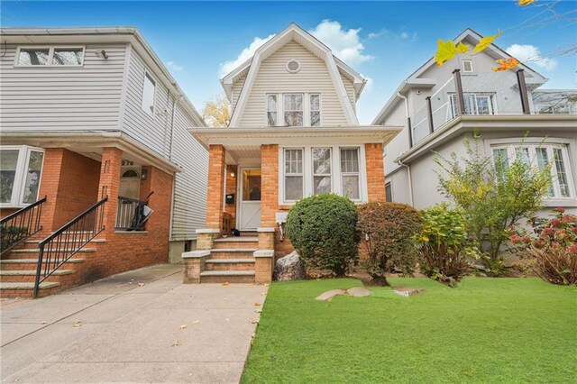 view of front facade with a front yard