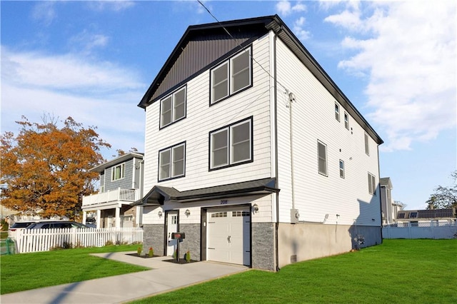 view of front of house with a front lawn and a garage