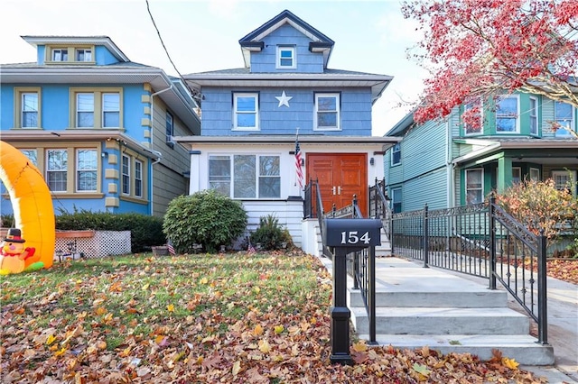 view of american foursquare style home