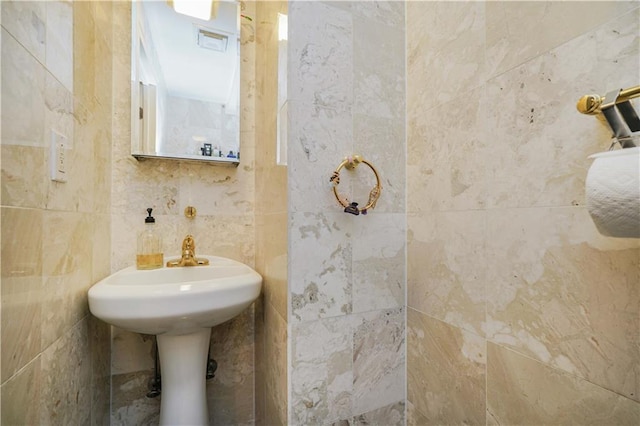 bathroom featuring tile walls