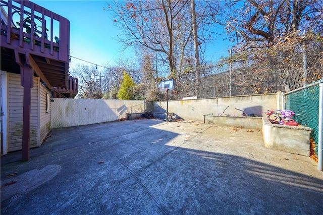 view of yard featuring a patio area