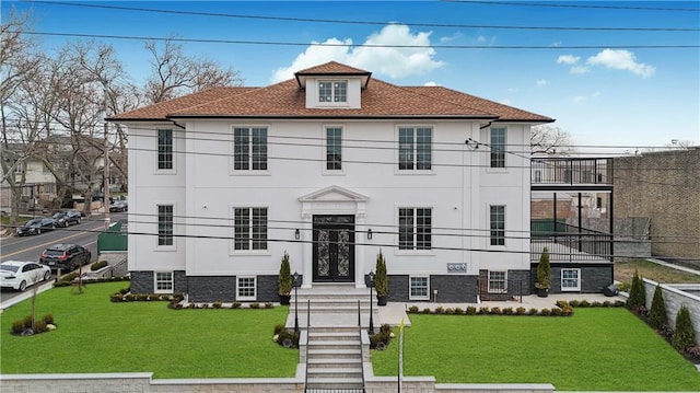 view of front facade featuring a front yard and stucco siding