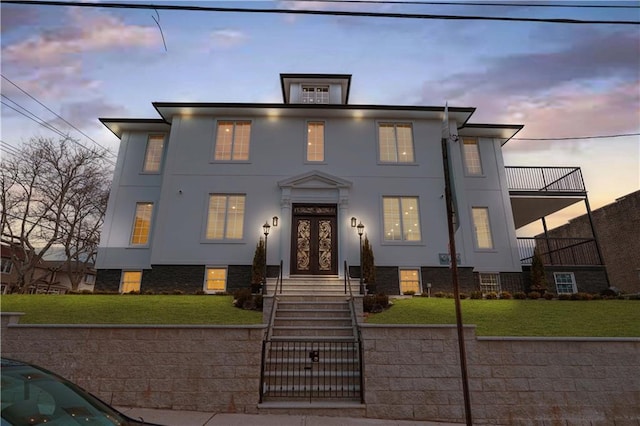 view of front of house featuring a front yard and stucco siding