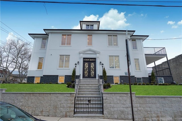 view of front of house featuring a front lawn