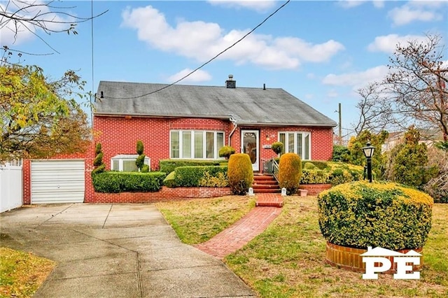 view of front of home featuring a front yard