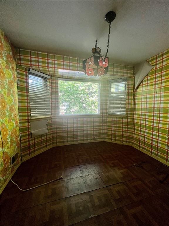 unfurnished dining area with visible vents and wallpapered walls