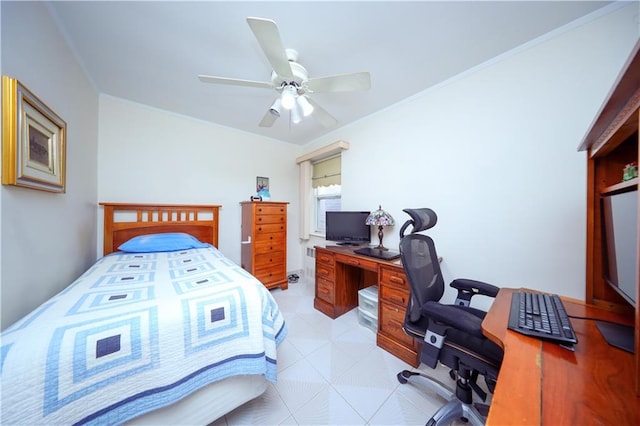 bedroom with ceiling fan