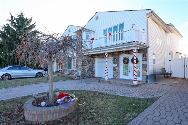 view of front of property featuring a balcony