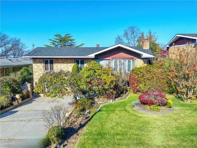 view of front of home featuring a front yard