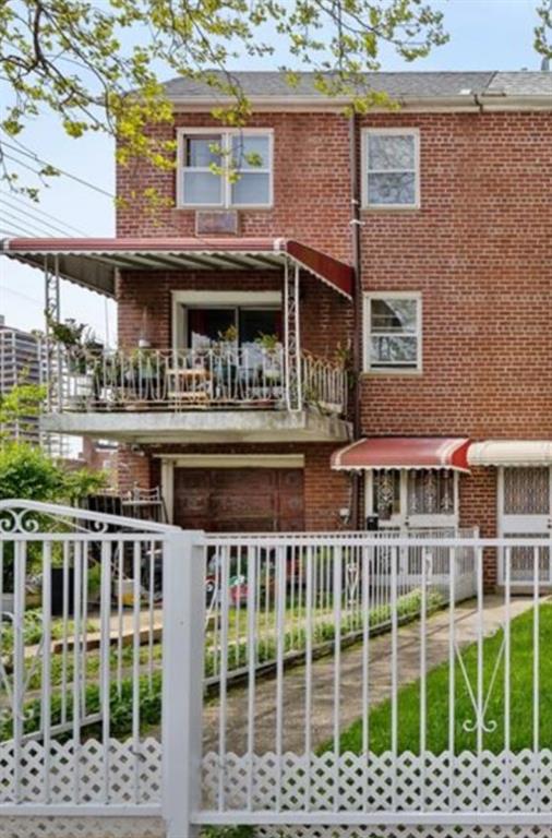 view of front of house featuring a balcony