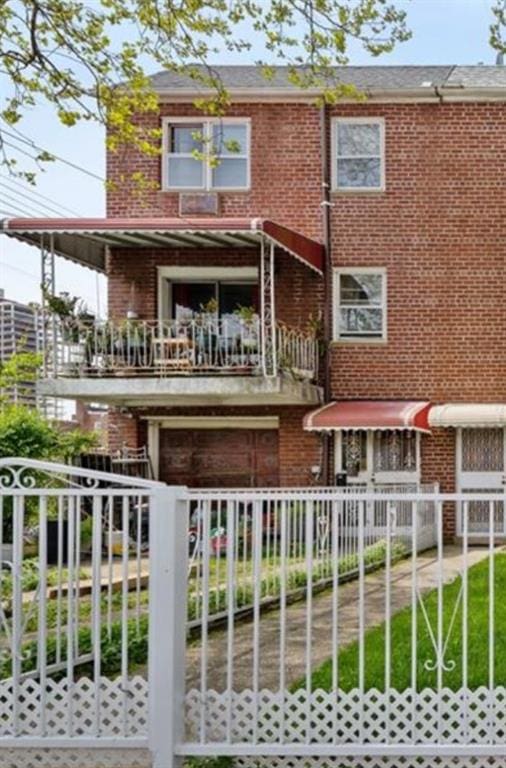 view of front of property with a balcony