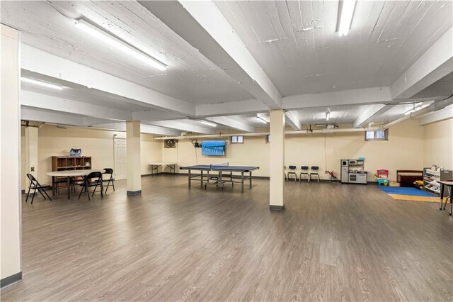 unfurnished room with dark wood-type flooring and ceiling fan