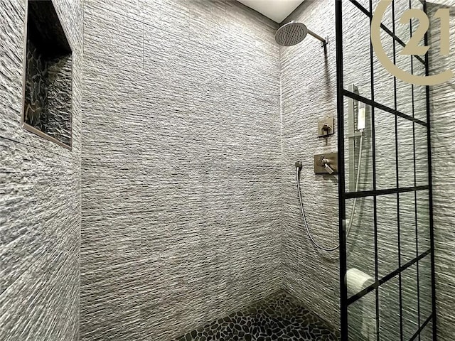 details with a tile shower