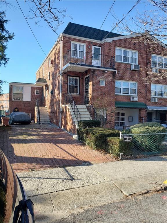 view of front of home with a balcony