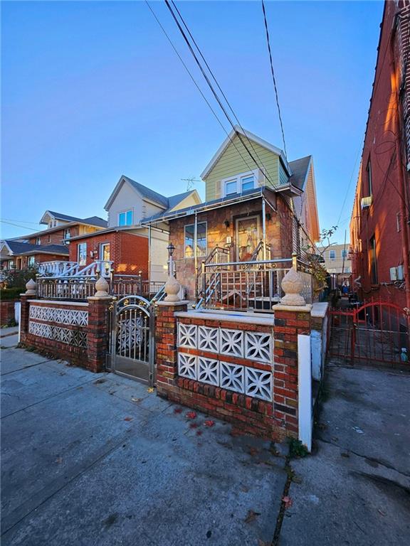 view of front of property featuring a porch