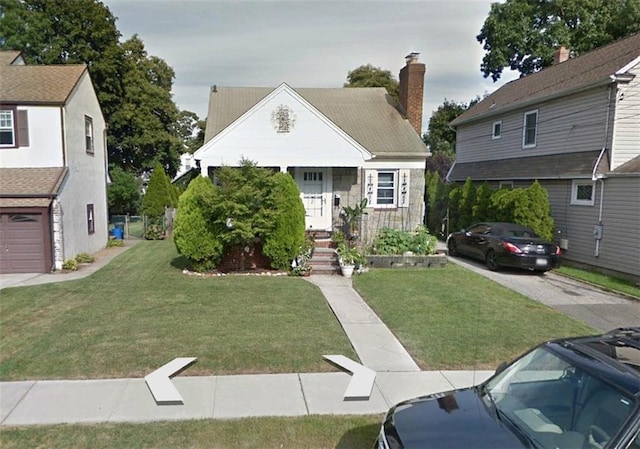 view of front of home featuring a front lawn