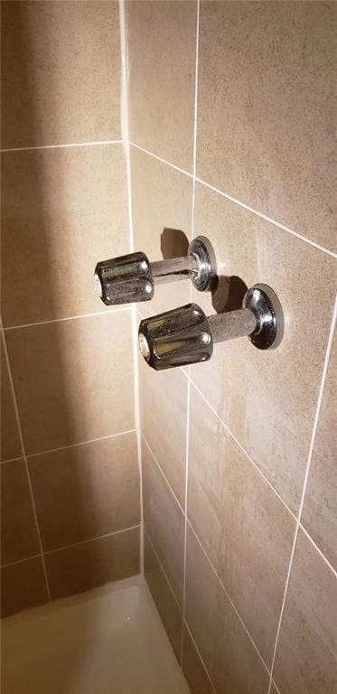 details with a tile shower